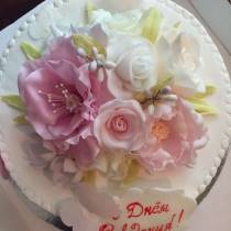 Торт жене цветы