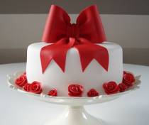 Торт на день рождения с красным бантиком