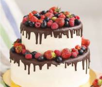 Торт на день рождения с лесными ягодами