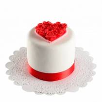 Торт на день рождения с сердцем из роз
