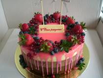 Торт На день рождения с ягодами