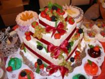 Торт жене сердце с фруктами и ягодами