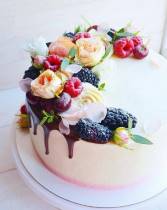 Торт розы и ягоды локоничный