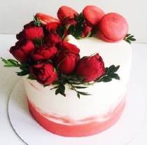 Торт с красными розами и макарон