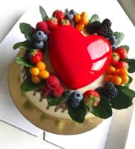 Торт с венком из ягод и зеркальным сердцем