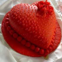 Торт сердце красное с каплями росы
