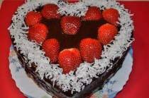 Торт Сердце с клубникой и шоколадом