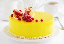 Торт зеркальный желтый с ягодами
